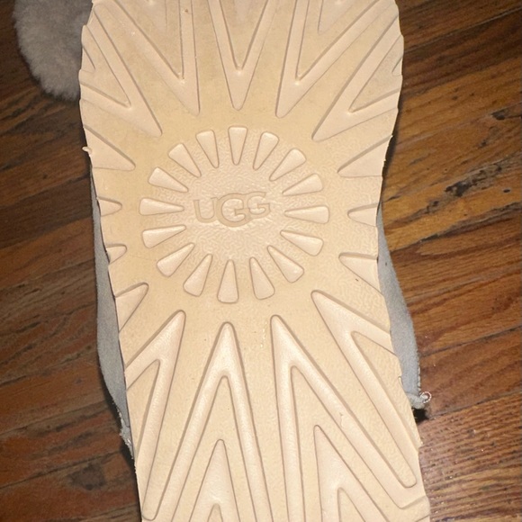 Light grey Ugg minis with bow on the back  US women’s 9 - Picture 3 of 4